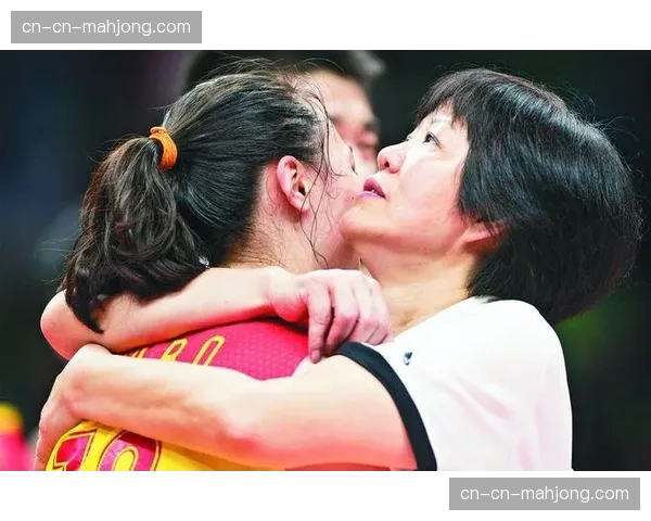 日本赛场现暖心一幕，球迷高举“感谢郎平指导”中文标语