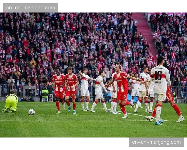 拜仁夺冠之战半场2-1反超斯图加特，穆西亚拉助攻格雷罗扳平比分